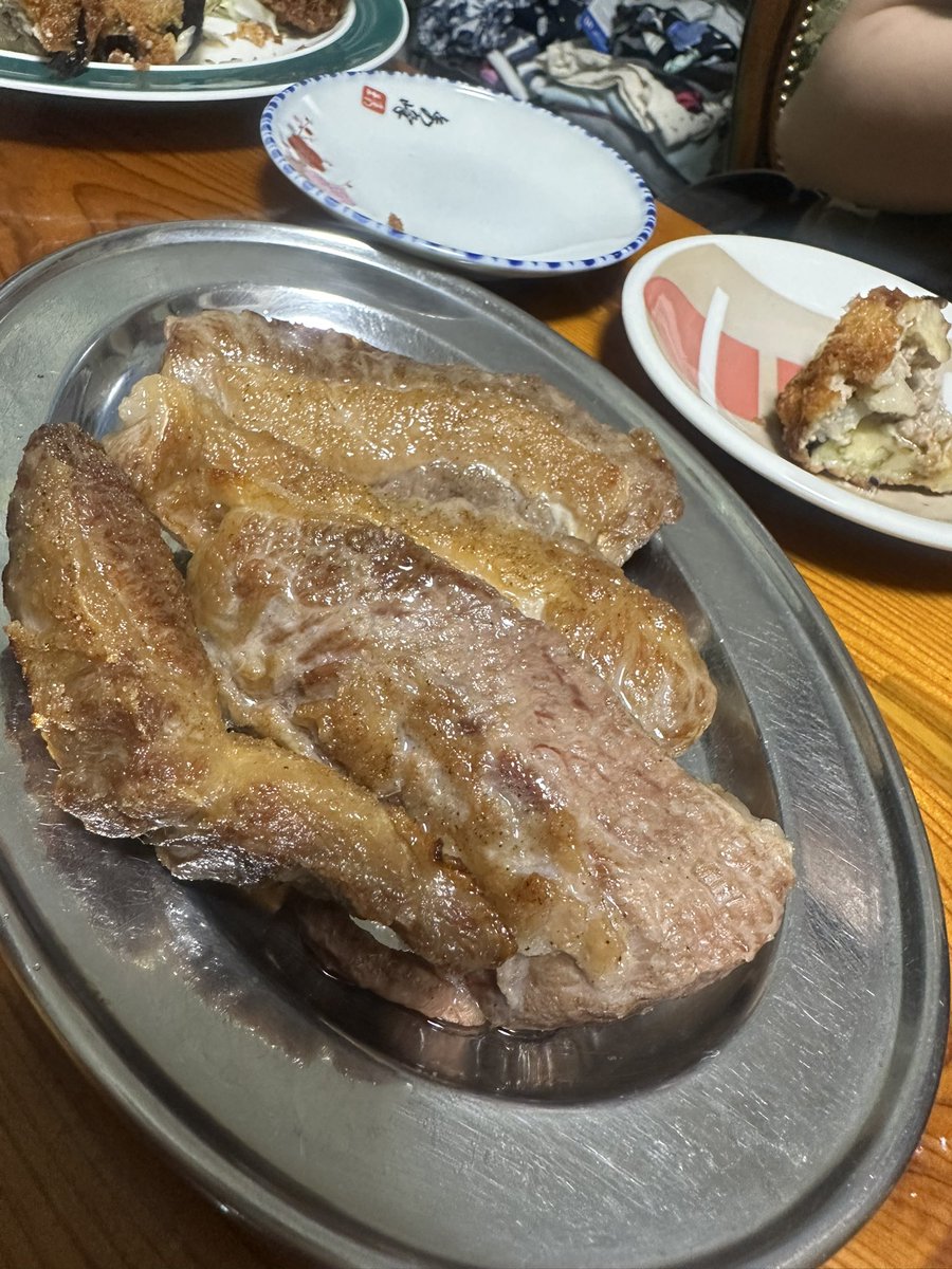 Rstyle045go's tweet photo. 実家にふらっと。
母『何が食べたい？』
私『お母さんのご飯が食べたい』
母『わかった』
私『お母さんのご飯が1番うめ〜や』
帰ってLINE。
母『ありがとう、また食べにおいで』
私、、心の声『むしろ帰りたい。』
いや、ありがとうと思いました。
明日からも頑張ります！
#家族
#シングルマザー
#リフレッシュ
#感謝
#なすの挟み揚げ
#牛カルビのわさびしょうゆ