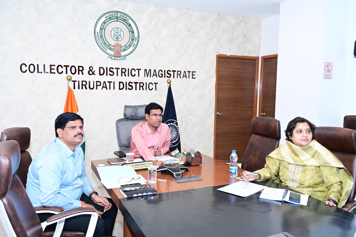 MCTTirupati's tweet photo. స్మార్ట్ సిటీ అభివృద్ధి పనుల్లో పురోగతిపై బుధవారం జిల్లా కలెక్టర్, స్మార్ట్ సిటీ చైర్మన్ డాక్టర్ వెంకటేశ్వర్ నిర్వహించిన జూమ్ కాన్ఫరెన్స్ లో పాల్గొన్న జాయింట్ కలెక్టర్ గోవిందరావు, స్మార్ట్ సిటీ ఎం. డి, కమిషనర్ శారదా దేవి, తదితరులు.
#MCT #Tirupati #tsccl #smartcity https://t.co/8JVuxQLe43
