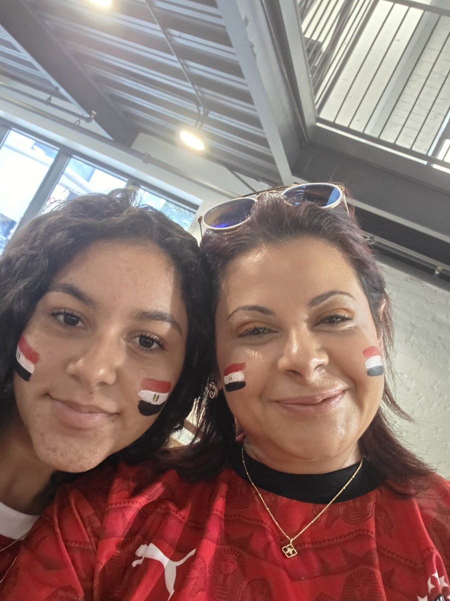 SemSemCPA's tweet photo. @ranbed1 المشكلة انه اصلا مش بتاع لف و دوران بس العرق المصري طلع عليه اليومين دول.
بنتي كانت واخدة معاها فرش و علبة ميك اب عشان ترسم العلم على وشوش الناس https://t.co/W0CzvSPXlR