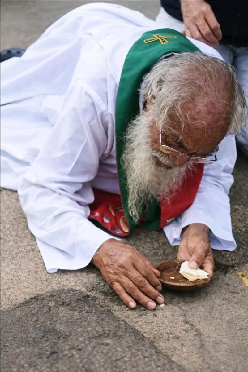 UcheMaryOkoli's tweet photo. A priest is seen carefully gathering the sacred fragments of the Body of Christ that had fallen to the floor. 🥺

Look at the reverence and care with which he handles every single particle. 

He knows that what he is holding is not ordinary bread, but the true Body, Blood, Soul, and Divinity of Jesus Christ.
Every fragment matters. 

Every fragment is worthy of adoration.