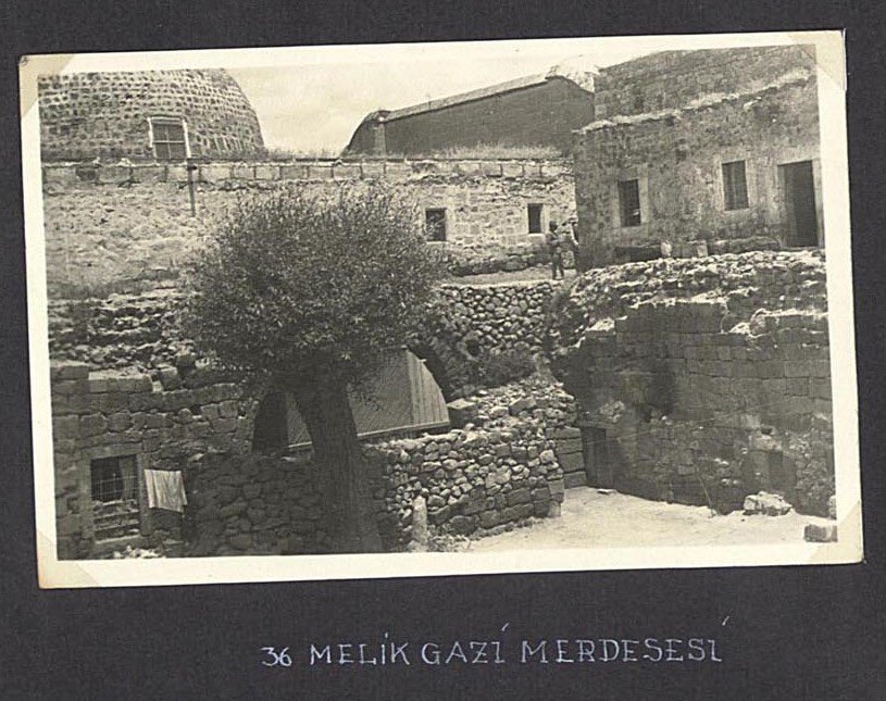 baskanmemduhbyk's tweet photo. 📍Suriçi Camikebir Kentsel Dönüşüm Alanı

Kayseri'mizin toprağına her dokunduğumuzda yeni bir tarih, yeni bir değerle buluşuyoruz. 🏛️🪏

Tarihi Camikebir'de başlayacak arkeolojik araştırma kazılarıyla kadim mirasımızı gün yüzüne çıkaracak, ecdadımızın emanetini gelecek nesillere en güzel şekilde taşıyacağız. Rabbim hayırlı eylesin. 🤲✨