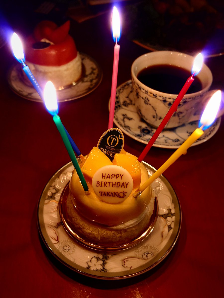 oasisao's tweet photo. 誕生日にちょうど塾バイトで帰りが遅い息子の誕生日祝いは別の日に。
今日は軽くお祝い😆
チョコレートの小さいプレートを追加で頼んだら、厳重にこの大きな容器に転がらないように生クリームで固定して、保冷剤までつけて紙袋に入れてくれました😆 https://t.co/T1bi28KtiM