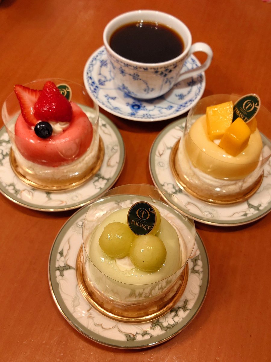 oasisao's tweet photo. 誕生日にちょうど塾バイトで帰りが遅い息子の誕生日祝いは別の日に。
今日は軽くお祝い😆
チョコレートの小さいプレートを追加で頼んだら、厳重にこの大きな容器に転がらないように生クリームで固定して、保冷剤までつけて紙袋に入れてくれました😆 https://t.co/T1bi28KtiM