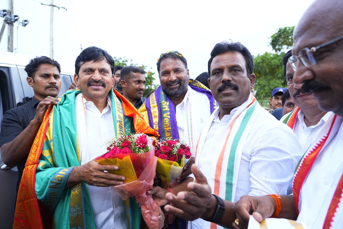 megmrmla's tweet photo. దేవరకద్ర నియోజకవర్గ మదనపురం మండలం దుప్పల్లి గ్రామంలో గౌరవ రెవెన్యూ, గృహనిర్మాణ శాఖ మంత్రివర్యులు శ్రీ @INC_Ponguleti గారు, గౌరవ పశుసంవర్ధక, క్రీడల శాఖ మంత్రివర్యులు శ్రీ @Vakiti_srihari గారు, తెలంగాణ బాలల హక్కుల పరిరక్షణ కమిషన్ చైర్‌పర్సన్‌ శ్రీమతి సీత దయాకర్ రెడ్డి గారితో కలిసి ₹60 లక్షల వ్యయంతో పలు అభివృద్ధి పనులకు శంకుస్థాపనలు చేయడం జరిగింది. 

అలాగే దుప్పల్లిలో నూతన ఇందిరమ్మ ఇండ్ల గృహప్రవేశ కార్యక్రమాల్లో పాల్గొని, అడ్డాకుల, మూసాపేట, కొత్తకోట, మదనపురం మండలాల లబ్ధిదారులకు ఇందిరమ్మ ఇండ్ల ప్రొసీడింగ్స్ పత్రాలను అందజేశాము. అర్హులైన ప్రతి పేదవాని సొంతింటి కల సాకారం చేయడమే లక్ష్యంగా కేవలం రెండున్నరేళ్లలోనే రాష్ట్రవ్యాప్తంగా 8 లక్షల ఇందిరమ్మ ఇళ్లను మంజూరు చేసిన ఘనత మన ప్రభుత్వానిదే. ఈ సందర్భంగా మన నియోజకవర్గానికి అదనపు ఇళ్లను కేటాయించాలని, కౌకుంట్ల మండల కేంద్రంలో మండల కాంప్లెక్స్ ఏర్పాటు చేయాలని మంత్రి శ్రీ పొంగులేటి గారిని, అలాగే చారిత్రాత్మక సరళాసాగర్ ప్రాజెక్టులో మత్స్యకారుల ఉపాధి కోసం చేపల పెంపకం కేంద్రాన్ని నిర్మించాలని మంత్రి శ్రీ వాకిటి శ్రీహరి గారిని కోరగా వారు సానుకూలంగా స్పందించారు. గత పదేళ్ల బీఆర్‌ఎస్ పాలనలో నిర్లక్ష్యానికి గురైన పాలమూరు-రంగారెడ్డి ఎత్తిపోతల పథకంతో పాటు నియోజకవర్గంలోని అన్ని పెండింగ్ ప్రాజెక్టులను గౌరవ ముఖ్యమంత్రి శ్రీ @revanth_anumula గారి నాయకత్వంలోని ప్రజా ప్రభుత్వం ప్రతి పేద కుటుంబానికి సొంతింటి ఆనందాన్ని అందించడమే కాకుండా, గ్రామీణాభివృద్ధి, రైతు సంక్షేమం, ఉపాధి అవకాశాల కల్పనకు అత్యంత ప్రాధాన్యత ఇస్తోంది.

#Devarkadra #IndirammaIndlu #PrajaPalana #RevanthReddy #GMadhusudhanReddy
@INCTelangana @Bmaheshgoud6666 @MNatarajanINC