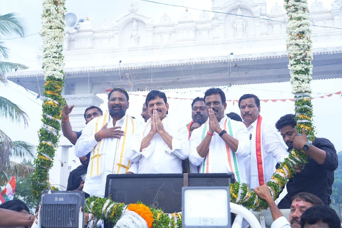 megmrmla's tweet photo. దేవరకద్ర నియోజకవర్గ మదనపురం మండలం దుప్పల్లి గ్రామంలో గౌరవ రెవెన్యూ, గృహనిర్మాణ శాఖ మంత్రివర్యులు శ్రీ @INC_Ponguleti గారు, గౌరవ పశుసంవర్ధక, క్రీడల శాఖ మంత్రివర్యులు శ్రీ @Vakiti_srihari గారు, తెలంగాణ బాలల హక్కుల పరిరక్షణ కమిషన్ చైర్‌పర్సన్‌ శ్రీమతి సీత దయాకర్ రెడ్డి గారితో కలిసి ₹60 లక్షల వ్యయంతో పలు అభివృద్ధి పనులకు శంకుస్థాపనలు చేయడం జరిగింది. 

అలాగే దుప్పల్లిలో నూతన ఇందిరమ్మ ఇండ్ల గృహప్రవేశ కార్యక్రమాల్లో పాల్గొని, అడ్డాకుల, మూసాపేట, కొత్తకోట, మదనపురం మండలాల లబ్ధిదారులకు ఇందిరమ్మ ఇండ్ల ప్రొసీడింగ్స్ పత్రాలను అందజేశాము. అర్హులైన ప్రతి పేదవాని సొంతింటి కల సాకారం చేయడమే లక్ష్యంగా కేవలం రెండున్నరేళ్లలోనే రాష్ట్రవ్యాప్తంగా 8 లక్షల ఇందిరమ్మ ఇళ్లను మంజూరు చేసిన ఘనత మన ప్రభుత్వానిదే. ఈ సందర్భంగా మన నియోజకవర్గానికి అదనపు ఇళ్లను కేటాయించాలని, కౌకుంట్ల మండల కేంద్రంలో మండల కాంప్లెక్స్ ఏర్పాటు చేయాలని మంత్రి శ్రీ పొంగులేటి గారిని, అలాగే చారిత్రాత్మక సరళాసాగర్ ప్రాజెక్టులో మత్స్యకారుల ఉపాధి కోసం చేపల పెంపకం కేంద్రాన్ని నిర్మించాలని మంత్రి శ్రీ వాకిటి శ్రీహరి గారిని కోరగా వారు సానుకూలంగా స్పందించారు. గత పదేళ్ల బీఆర్‌ఎస్ పాలనలో నిర్లక్ష్యానికి గురైన పాలమూరు-రంగారెడ్డి ఎత్తిపోతల పథకంతో పాటు నియోజకవర్గంలోని అన్ని పెండింగ్ ప్రాజెక్టులను గౌరవ ముఖ్యమంత్రి శ్రీ @revanth_anumula గారి నాయకత్వంలోని ప్రజా ప్రభుత్వం ప్రతి పేద కుటుంబానికి సొంతింటి ఆనందాన్ని అందించడమే కాకుండా, గ్రామీణాభివృద్ధి, రైతు సంక్షేమం, ఉపాధి అవకాశాల కల్పనకు అత్యంత ప్రాధాన్యత ఇస్తోంది.

#Devarkadra #IndirammaIndlu #PrajaPalana #RevanthReddy #GMadhusudhanReddy
@INCTelangana @Bmaheshgoud6666 @MNatarajanINC