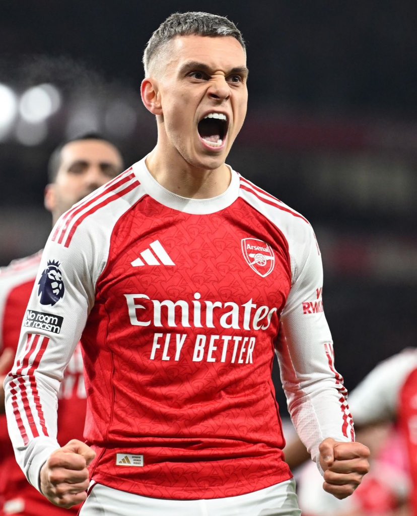 declanstar1's tweet photo. 🚨 Arsenal don't waste time, do they? 😅
One winger packs his bags... another starts checking Google Maps for North London. 
Reports claim Trossard's exit could pave the way for Christos Tzolis, a winger likened by some to Kvaratskhelia. Rogers and Barcola remain options.

Who's your pick? 👇