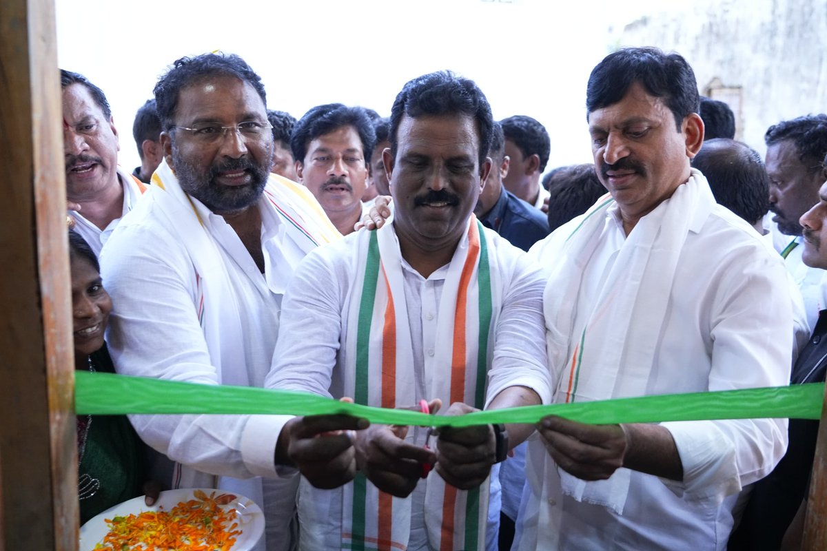 megmrmla's tweet photo. దేవరకద్ర నియోజకవర్గ మదనపురం మండలం దుప్పల్లి గ్రామంలో గౌరవ రెవెన్యూ, గృహనిర్మాణ శాఖ మంత్రివర్యులు శ్రీ @INC_Ponguleti గారు, గౌరవ పశుసంవర్ధక, క్రీడల శాఖ మంత్రివర్యులు శ్రీ @Vakiti_srihari గారు, తెలంగాణ బాలల హక్కుల పరిరక్షణ కమిషన్ చైర్‌పర్సన్‌ శ్రీమతి సీత దయాకర్ రెడ్డి గారితో కలిసి ₹60 లక్షల వ్యయంతో పలు అభివృద్ధి పనులకు శంకుస్థాపనలు చేయడం జరిగింది. 

అలాగే దుప్పల్లిలో నూతన ఇందిరమ్మ ఇండ్ల గృహప్రవేశ కార్యక్రమాల్లో పాల్గొని, అడ్డాకుల, మూసాపేట, కొత్తకోట, మదనపురం మండలాల లబ్ధిదారులకు ఇందిరమ్మ ఇండ్ల ప్రొసీడింగ్స్ పత్రాలను అందజేశాము. అర్హులైన ప్రతి పేదవాని సొంతింటి కల సాకారం చేయడమే లక్ష్యంగా కేవలం రెండున్నరేళ్లలోనే రాష్ట్రవ్యాప్తంగా 8 లక్షల ఇందిరమ్మ ఇళ్లను మంజూరు చేసిన ఘనత మన ప్రభుత్వానిదే. ఈ సందర్భంగా మన నియోజకవర్గానికి అదనపు ఇళ్లను కేటాయించాలని, కౌకుంట్ల మండల కేంద్రంలో మండల కాంప్లెక్స్ ఏర్పాటు చేయాలని మంత్రి శ్రీ పొంగులేటి గారిని, అలాగే చారిత్రాత్మక సరళాసాగర్ ప్రాజెక్టులో మత్స్యకారుల ఉపాధి కోసం చేపల పెంపకం కేంద్రాన్ని నిర్మించాలని మంత్రి శ్రీ వాకిటి శ్రీహరి గారిని కోరగా వారు సానుకూలంగా స్పందించారు. గత పదేళ్ల బీఆర్‌ఎస్ పాలనలో నిర్లక్ష్యానికి గురైన పాలమూరు-రంగారెడ్డి ఎత్తిపోతల పథకంతో పాటు నియోజకవర్గంలోని అన్ని పెండింగ్ ప్రాజెక్టులను గౌరవ ముఖ్యమంత్రి శ్రీ @revanth_anumula గారి నాయకత్వంలోని ప్రజా ప్రభుత్వం ప్రతి పేద కుటుంబానికి సొంతింటి ఆనందాన్ని అందించడమే కాకుండా, గ్రామీణాభివృద్ధి, రైతు సంక్షేమం, ఉపాధి అవకాశాల కల్పనకు అత్యంత ప్రాధాన్యత ఇస్తోంది.

#Devarkadra #IndirammaIndlu #PrajaPalana #RevanthReddy #GMadhusudhanReddy
@INCTelangana @Bmaheshgoud6666 @MNatarajanINC
