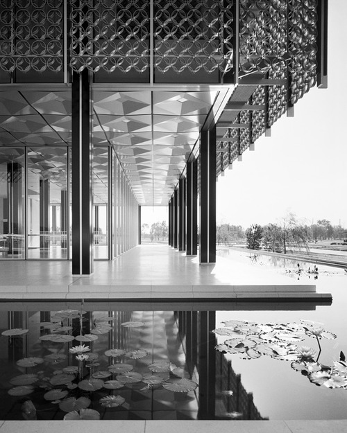 A13Docmo's tweet photo. Buena parte del éxito de la arquitectura moderna la debemos a sus medios de difusión, y particularmente a fotógrafos como Balthazar Korab (1926-2013), que entendieron la lógica tras el punto, la  línea, el plano y el volumen en sus formas. https://t.co/F8DUsJHQIn