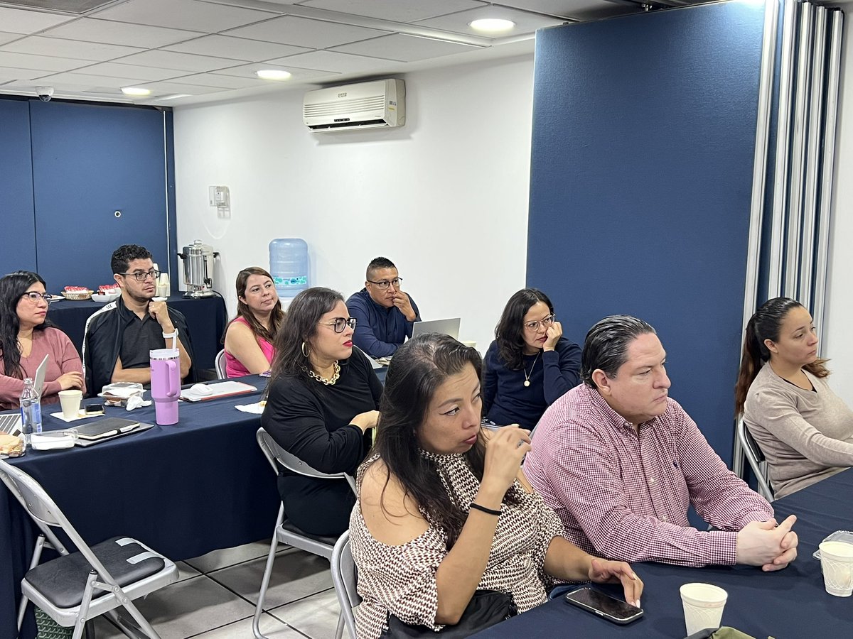 sems_udg's tweet photo. #AlMomento:
Facilitadores de Prepas UDG reciben el taller “Cómo transformar tus desafíos pedagógicos en soluciones digitales con Design Thinking e Inteligencia Artificial” parte del programa IBM SkillsBuild.
#SomosSEMS #PrepaUDG. https://t.co/RUeQn222bR
