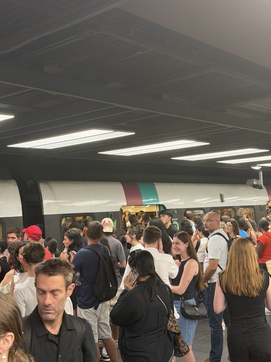RERBHateAccount's tweet photo. En direct de chatelet sur le #RERB

Une soirée banal sur le RER B en pleine période de canicule

90€ par mois on rappelle pour ce service, 90€. https://t.co/g9gc3IGFXm