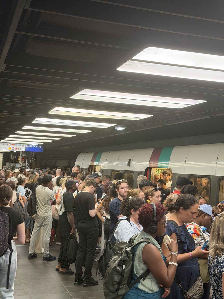 RERBHateAccount's tweet photo. En direct de chatelet sur le #RERB

Une soirée banal sur le RER B en pleine période de canicule

90€ par mois on rappelle pour ce service, 90€. https://t.co/g9gc3IGFXm