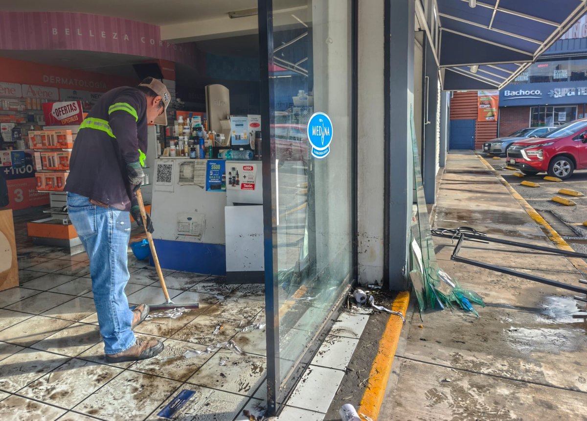 Milenio_Puebla's tweet photo. ⛈️Luego de la intensa lluvia registrada, comerciantes establecidos sobre Camino Real a Cholula y la Calzada Zavaleta iniciaron labores de limpieza luego de que agua y lodo ingresaran a varios locales, provocando daños menores.

📸 @Isahmar_Torres 
📲 https://t.co/ppPLOUsRa0 https://t.co/3EJYZ8pipR