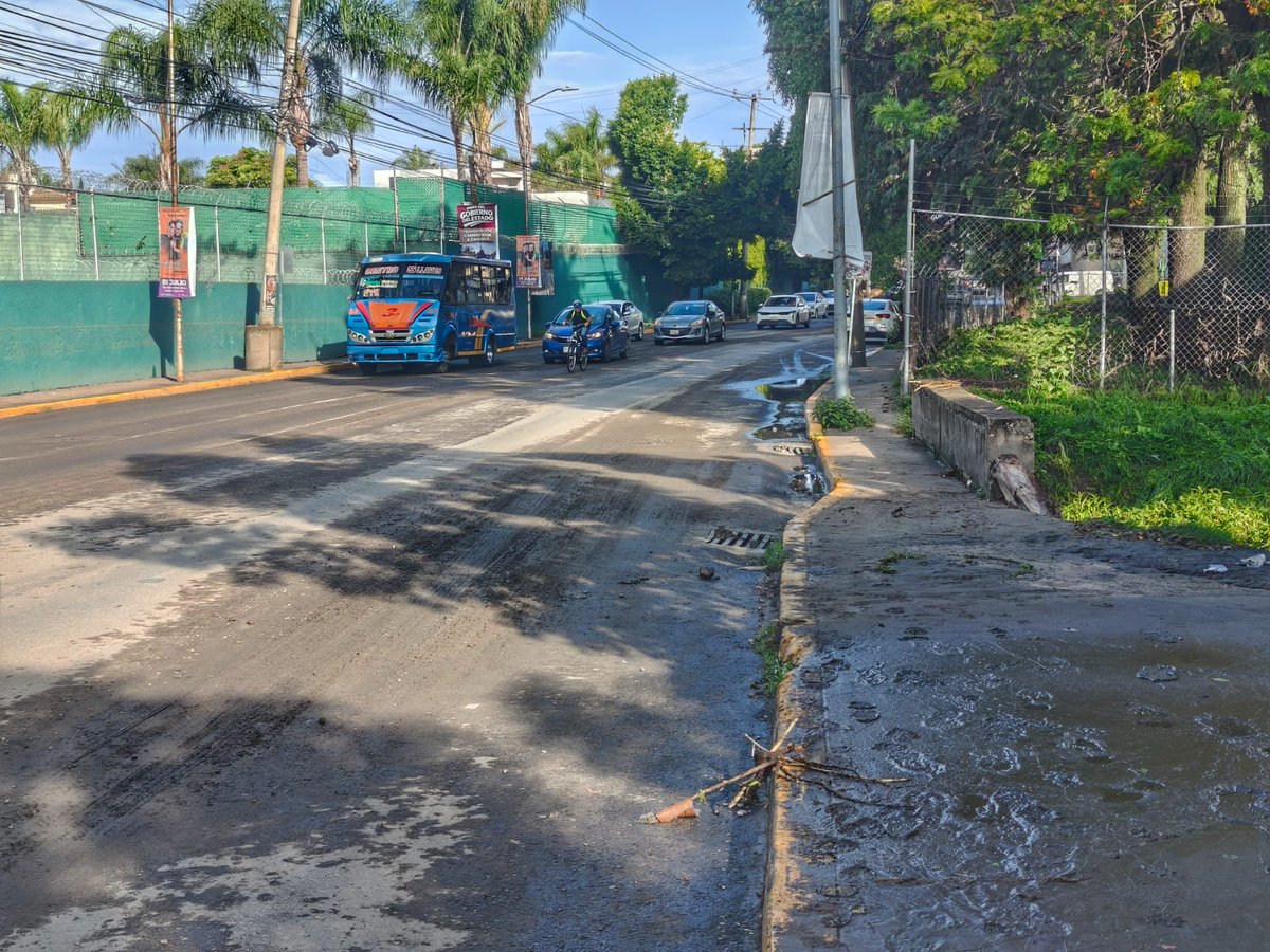 Milenio_Puebla's tweet photo. ⛈️Luego de la intensa lluvia registrada, comerciantes establecidos sobre Camino Real a Cholula y la Calzada Zavaleta iniciaron labores de limpieza luego de que agua y lodo ingresaran a varios locales, provocando daños menores.

📸 @Isahmar_Torres 
📲 https://t.co/ppPLOUsRa0 https://t.co/3EJYZ8pipR