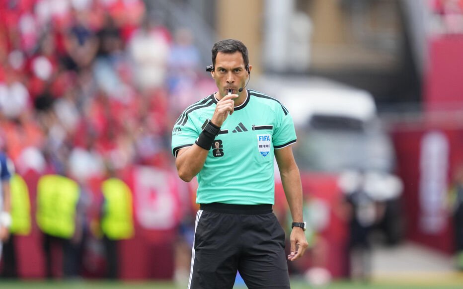 lesveritesdecas's tweet photo. 📷 OFFICIEL : Un arbitre argentin pour France 📷 - Maroc 📷 !
La FIFA a désigné Facundo Tello, arbitre argentin de 44 ans, pour diriger le quart de finale de la Coupe du monde entre la France et le Maroc ce jeudi.
Une décision qui risque déjà de faire parler.
Pourquoi ? Parce que quelques jours plus tôt, de nombreux supporters argentins avaient critiqué la désignation de l'arbitre français François Letexier pour arbitrer leur match contre l'Égypte.
Facundo Tello n'est pas un inconnu. Il compte plus de 430 matchs à son actif depuis 2012, a déjà arbitré plusieurs rencontres de Coupe du monde et possède une solide expérience internationale.
Ce sera toutefois la première fois qu'il arbitrera l'équipe de France.
📷 Selon vous, la nationalité d'un arbitre peut-elle influencer un match aussi important ou seul son niveau compte ?
📷 Donnez votre avis en commentaire ! 📷

#FranceMaroc #CDM2026 #CoupeDuMonde #EquipeDeFrance #Football