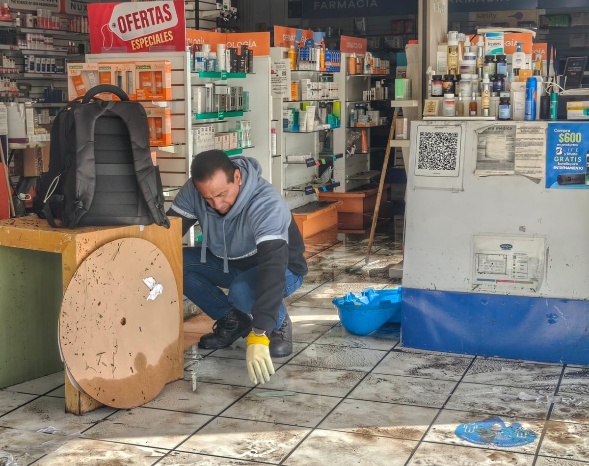 Milenio_Puebla's tweet photo. ⛈️Luego de la intensa lluvia registrada, comerciantes establecidos sobre Camino Real a Cholula y la Calzada Zavaleta iniciaron labores de limpieza luego de que agua y lodo ingresaran a varios locales, provocando daños menores.

📸 @Isahmar_Torres
📲 https://t.co/ppPLOUsRa0 https://t.co/I6wD6wmKBS