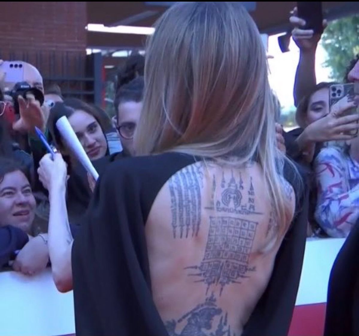thisnarcissuss's tweet photo. I understand her cause I too would only get a tattoo if a priest did it https://t.co/INegfy5Uup