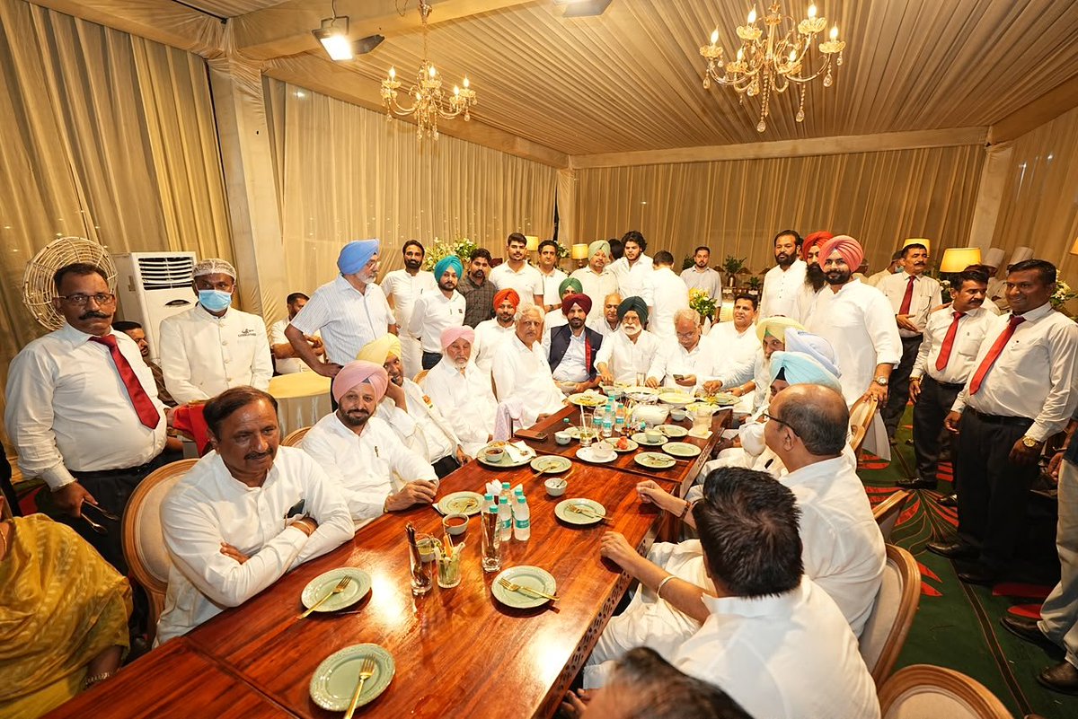 mohit1969's tweet photo. Dinner of Aicc Gen Sec Bhupesh Baghel and senior leaders in hosted by ex minister Balbir S Sidhu
@bhupeshbaghel 
@Incpunjab
@RajaBrar_INC https://t.co/tEUogWaBZT