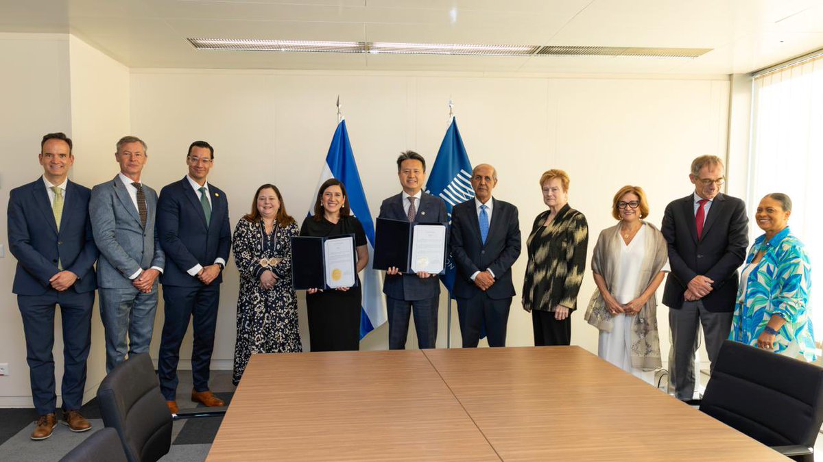 MariaLuisaHayem's tweet photo. Bajo el liderazgo del Presidente @nayibbukele, seguimos consolidando un entorno que impulsa la inversión y la innovación en El Salvador. 🚀🇸🇻

En conjunto con @CNRSV presentamos a la @WIPO los instrumentos de adhesión de cuatro Tratados Internacionales sobre Propiedad Intelectual, que fortalecen la seguridad jurídica, modernizan nuestros procesos y facilitan que las empresas salvadoreñas protejan sus marcas, patentes y diseños a nivel internacional:

✅ Acta de Ginebra del Arreglo de La Haya relativa al Registro Internacional de Dibujos y Modelos Industriales.
✅ Tratado sobre el Derecho de Patentes (PLT).
✅ Tratado de Singapur sobre el Derecho de Marcas.
✅ Tratado de Riad sobre el Derecho de los Diseños Industriales.

Con este paso, El Salvador continúa alineándose con los más altos estándares internacionales para brindar mayor confianza a quienes invierten, emprenden e innovan en nuestro país.