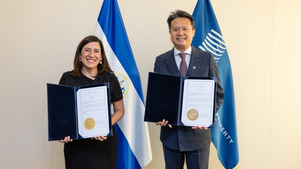 MariaLuisaHayem's tweet photo. Bajo el liderazgo del Presidente @nayibbukele, seguimos consolidando un entorno que impulsa la inversión y la innovación en El Salvador. 🚀🇸🇻

En conjunto con @CNRSV presentamos a la @WIPO los instrumentos de adhesión de cuatro Tratados Internacionales sobre Propiedad Intelectual, que fortalecen la seguridad jurídica, modernizan nuestros procesos y facilitan que las empresas salvadoreñas protejan sus marcas, patentes y diseños a nivel internacional:

✅ Acta de Ginebra del Arreglo de La Haya relativa al Registro Internacional de Dibujos y Modelos Industriales.
✅ Tratado sobre el Derecho de Patentes (PLT).
✅ Tratado de Singapur sobre el Derecho de Marcas.
✅ Tratado de Riad sobre el Derecho de los Diseños Industriales.

Con este paso, El Salvador continúa alineándose con los más altos estándares internacionales para brindar mayor confianza a quienes invierten, emprenden e innovan en nuestro país.