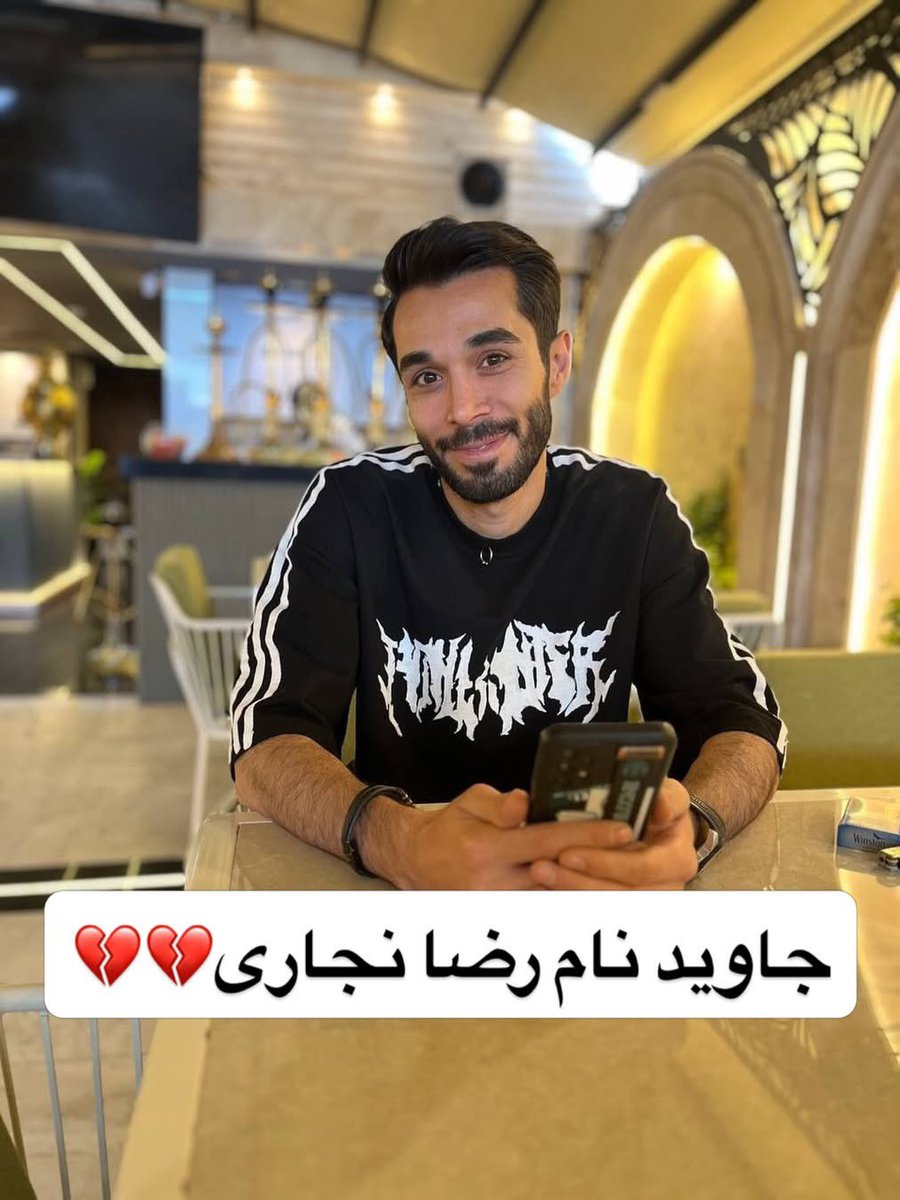 Behzadhamrahi's tweet photo. جاوید نام #رضا_نجاری برگشت جلو تا زخمیها را عقب بکشه وقتی در حال عقب کشیدن دومین زخمی به عقب در افسریه بود هدف قرار گرفت با زحمت مبارزان دیگر رضا را عقب کشیدند اما هیچ ماشینی حاظر نشد جاوید نام رضا نجاری را به بیمارستان برسونه و از خون ریزی جاویدنام شد
#جاويدشاه‌ https://t.co/XVmJ6nyaWu