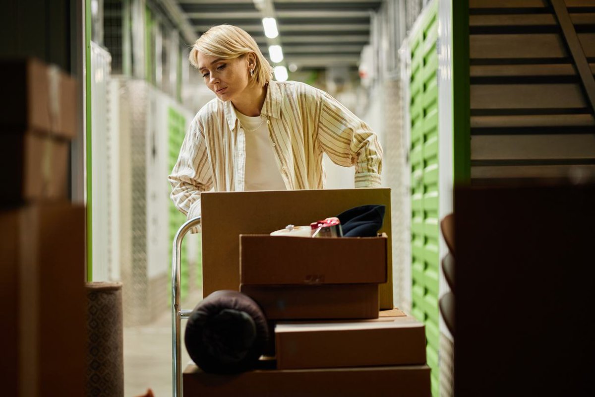 HUBInsureHunter's tweet photo. Packing up your home? Renovating? Downsizing? Your belongings may not be fully protected once they're moved into storage. Before you lock the unit, make sure your insurance keeps up with your move. https://t.co/qUFWKc3l0P #InsuranceHunter #storage #storagefacility #insurancetips https://t.co/xDkBJ4dmJp