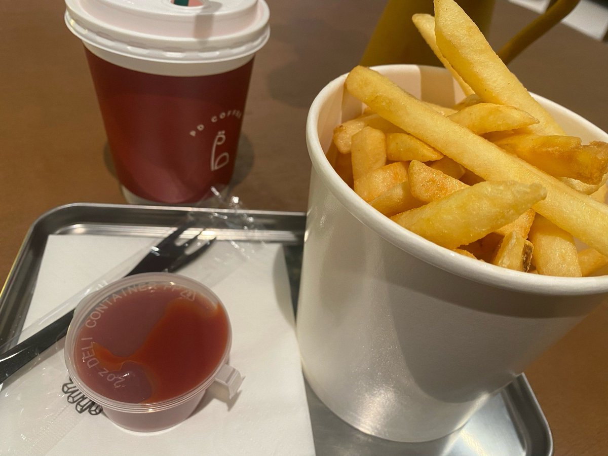 EmeryCookTUK40B's tweet photo. Just stole half of my boyfriend's fries and he's still too busy laughing at my silly dance to yell at me https://t.co/UImHS6BRpt