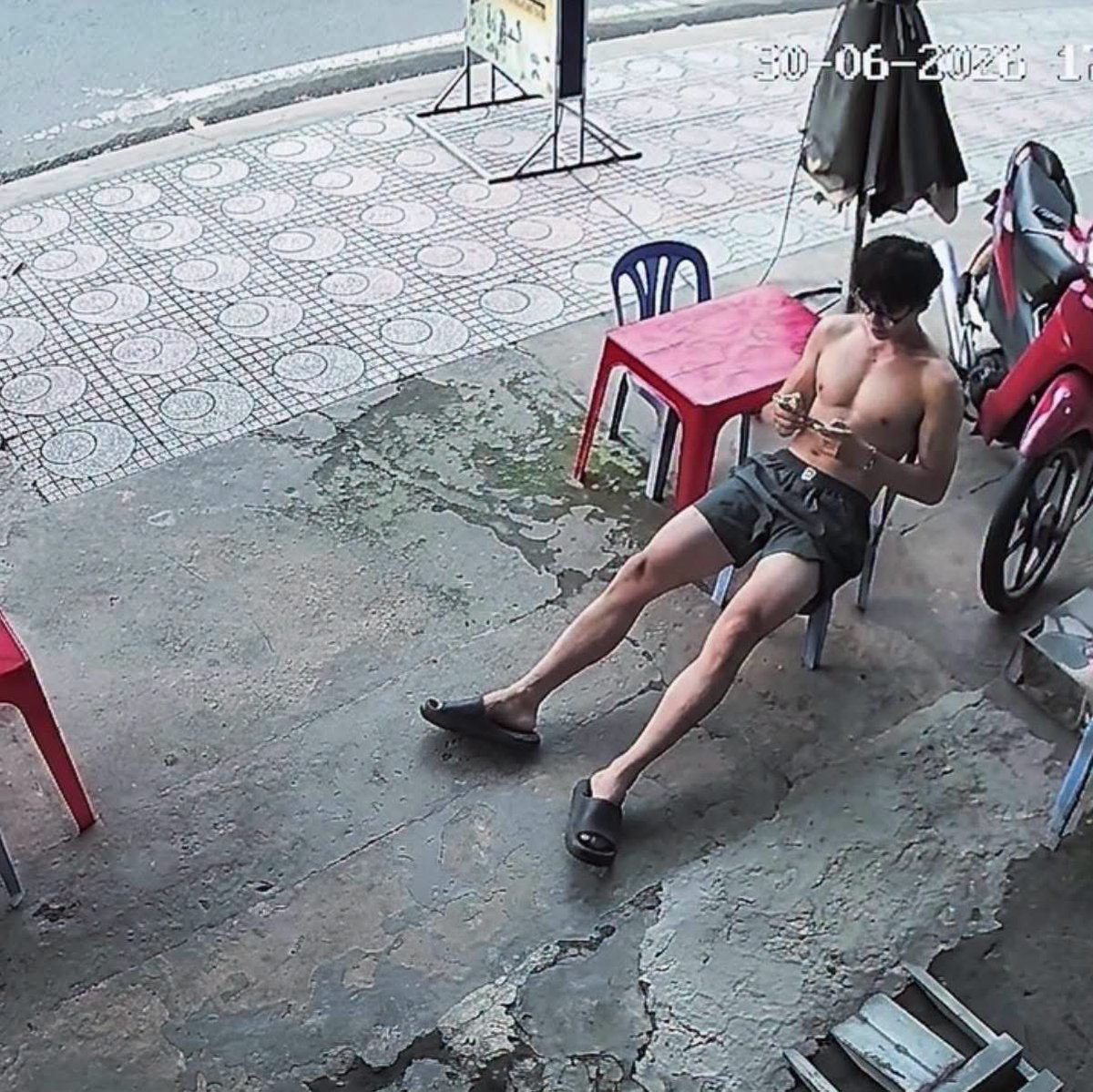 Traidepsayhi's tweet photo. Câu chuyện về anh hàng xóm trai thẳng, biết tui là gay rồi mà hàng ngày vẫn ngồi như vậy trước nhà 🥲
Ảnh có ý gì ko mọi người? 
Cao 1.84m nên cặp đùi ảnh kìa, bị ngon á https://t.co/jC4DgQxee9