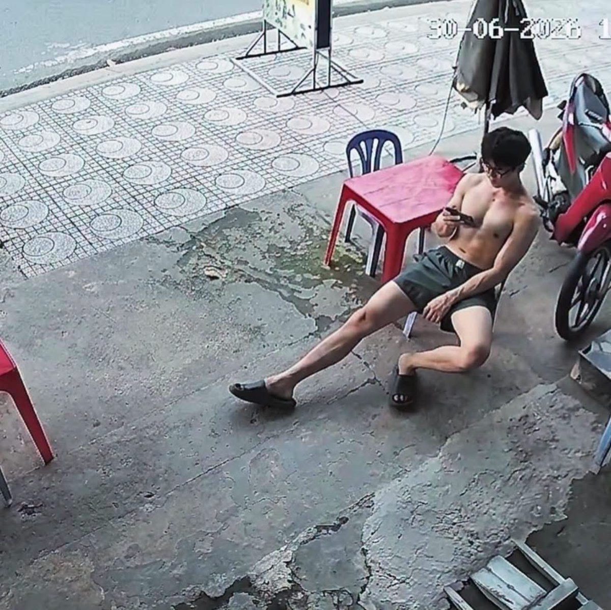 Traidepsayhi's tweet photo. Câu chuyện về anh hàng xóm trai thẳng, biết tui là gay rồi mà hàng ngày vẫn ngồi như vậy trước nhà 🥲
Ảnh có ý gì ko mọi người? 
Cao 1.84m nên cặp đùi ảnh kìa, bị ngon á https://t.co/jC4DgQxee9