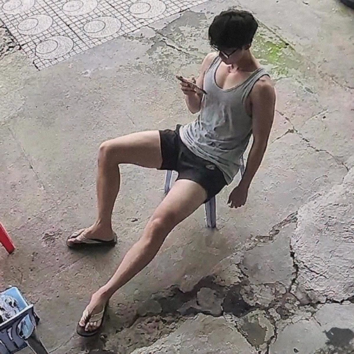 Traidepsayhi's tweet photo. Câu chuyện về anh hàng xóm trai thẳng, biết tui là gay rồi mà hàng ngày vẫn ngồi như vậy trước nhà 🥲
Ảnh có ý gì ko mọi người? 
Cao 1.84m nên cặp đùi ảnh kìa, bị ngon á https://t.co/jC4DgQxee9