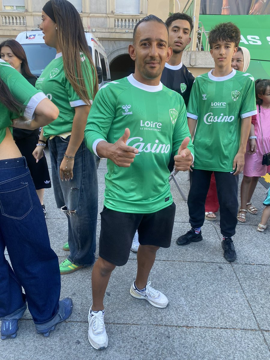 TRIBUNESTE42100's tweet photo. 🕺C’est parti pour le show de studio 7 dance sur l’événement de l’#ASSE.  

#TribuneStéphanoise https://t.co/uYW2SnMYSS