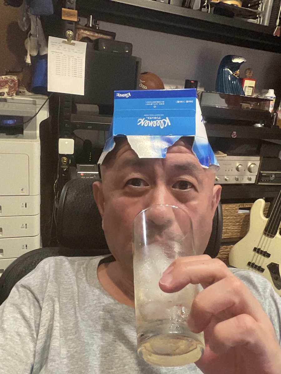 noborusaito's tweet photo. 最近演奏していなかった竿もの、たくさん弾いて指が水ぶくれしたのでティッシュで拭き取ろうとしたけど空だったので、空箱かぶってドロンパ🥃おやすみなさい💤 https://t.co/SWPuUS1V1M