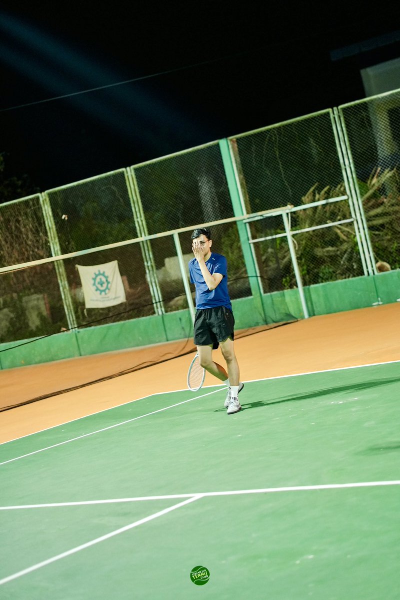 GeprekRoll69's tweet photo. Aku ketika menyadari serveku out mulu, forehand kureng, untungnya backhand masih lebih baik 🥹 https://t.co/ZUUdRc4tp2