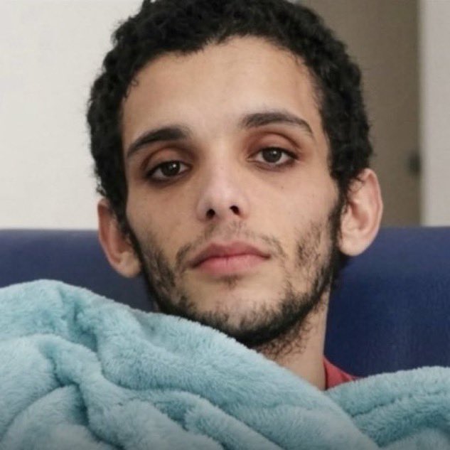 FrenchRapUS's tweet photo. 🚨 Un jeune brésilien de 18 ans atteint d’un cancer en phase terminale s’est enfui de son hôpital pour réaliser son dernier souhait : manger un hamburger...

Quelques heures plus tard, il est revenu à l’hôpital et est décédé 💔 https://t.co/sN0bg2YsPh