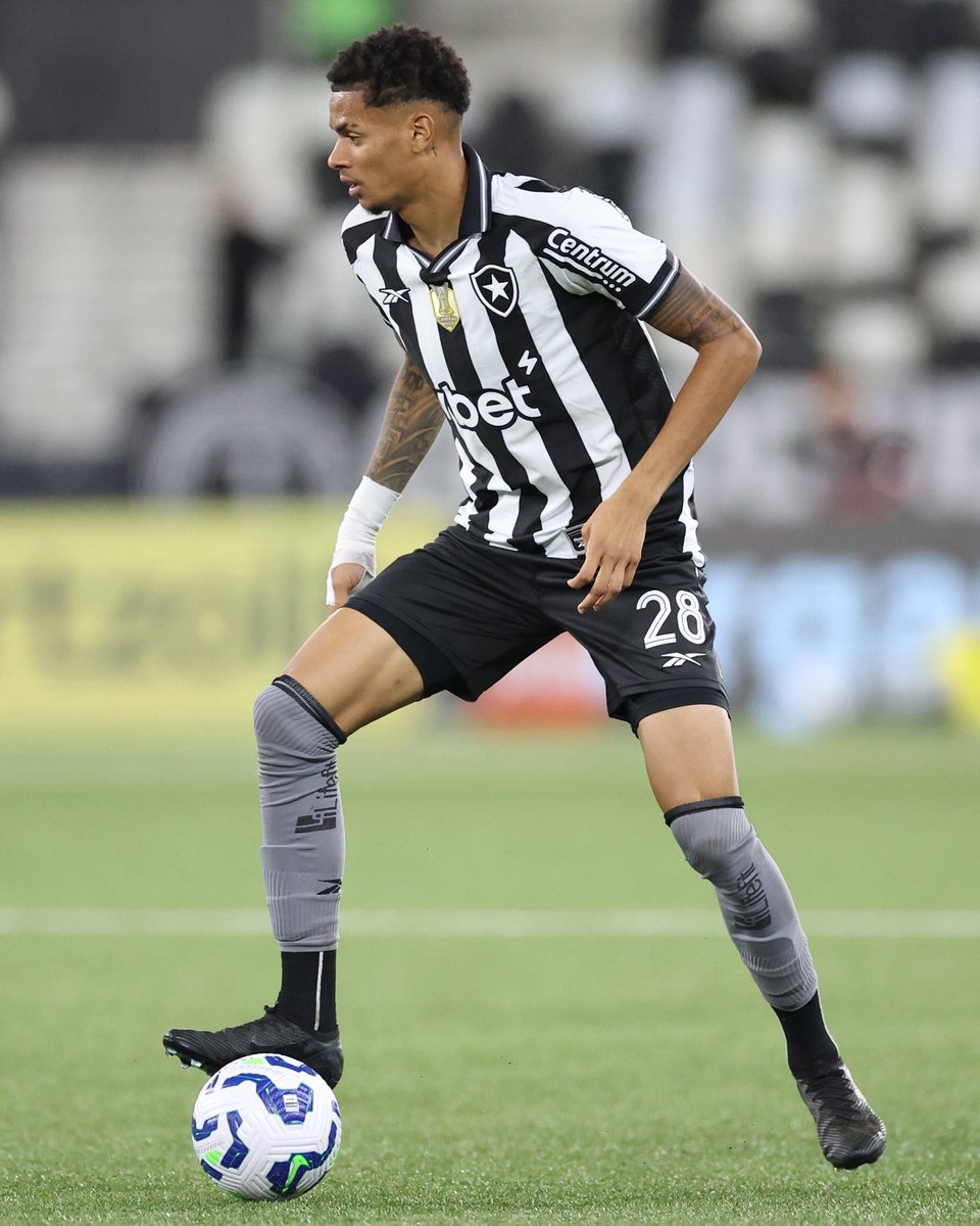 informafogo's tweet photo. Newton está em São Paulo para assinar com o São Paulo. O jogador realiza médicos nesta quarta-feira.

O volante vai pro Tricolor e Ferraresi fica em definitivo no Botafogo.

— @andrehernan https://t.co/hVVV52HsRV