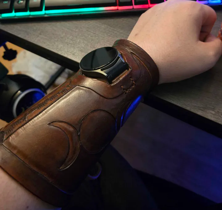KnightessTTV's tweet photo. When Amazon and Etsy fail, learning a new skill fills the gap. Not the prettiest, but custom, made myself, and I like it.🙃 https://t.co/NPoCONklKI