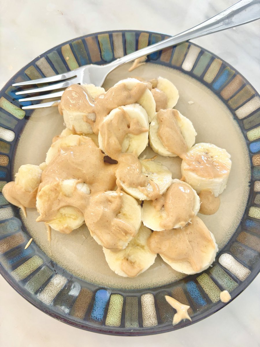 letmethinkaei's tweet photo. i loveee peanut butter and banana, best combo ever 🤤 only 160 cals https://t.co/RUifGlhkLs