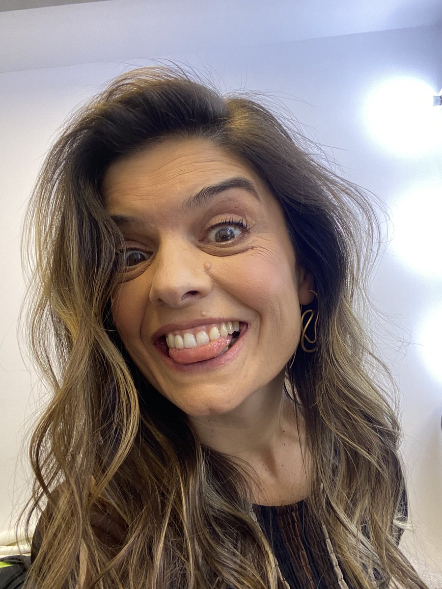 Lauentuiter's tweet photo. 8 de julio. 26 años de estar poniéndole limón a la fruta, diciendo buenas tardes a las 12 del día, saludando de beso y abrazo, chachareando en los tianguis, sonriendo al ver llegar a las jacarandas, adoptando el ahorita y el tu casa, cantando a Juan Gabriel a todo pulmón…(sigue) https://t.co/ZBoKW3NmNA