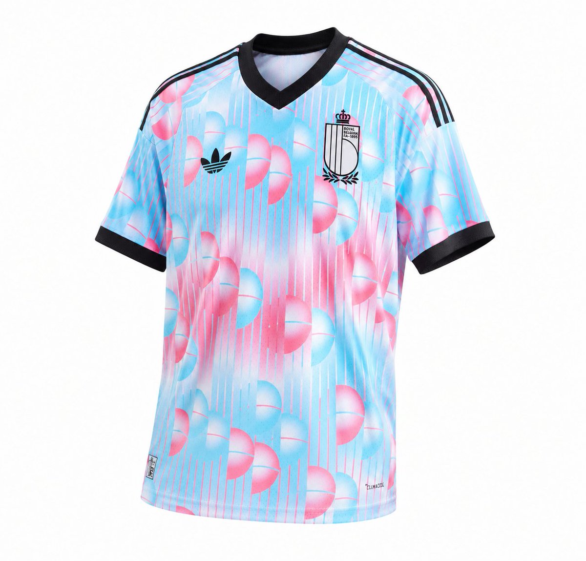 fajarrusalem's tweet photo. Jersey itu bisa lebih dari sekedar seragam olahraga, dan itu yg dilakukan timnas Belgia dg jersey away mereka. 

#kultuitjersi | #jersibagus 

Pernah jadi tribut utk skena sepeda (gambar 1), pernah jg utk konser musik Tomorrowland dg aksen colorfulnya (gambar 2).

Yg biru muda, itu utk karakter komik Tintin (gambar 3), 

dan yg terbaru sebuah penghormatan kepada pelukis surealis René Magritte, dengan sentuhan brilian "This is not a jersey", yang terinspirasi oleh karyanya yang paling terkenal.

Selalu suka dg jersey yg punya cerita kuat spt empat jersey ini.