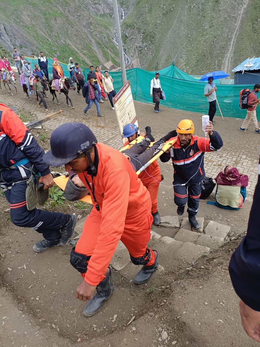 SSB_INDIA's tweet photo. 'सेवा, सुरक्षा, बंधुत्व' के ध्येय वाक्य को आत्मसात करते हुए सशस्त्र सीमा बल (#SSB) के जवान श्री अमरनाथ जी यात्रा की सुरक्षा एवं सुगमता सुनिश्चित करने के लिए पूर्ण समर्पण के साथ तैनात हैं।

दुर्गम पर्वतीय क्षेत्रों और प्रतिकूल मौसम की चुनौतियों के बीच @JmuKmrPolice, भारतीय सेना तथा अन्य केंद्रीय सशस्त्र पुलिस बलों के साथ सशक्त समन्वय स्थापित कर सुरक्षा का अभेद्य कवच प्रदान करने के साथ-साथ श्रद्धालुओं की सहायता, चिकित्सा एवं मार्गदर्शन के लिए हर कदम पर तत्पर हैं।

#SANJY2026 #ShriAmarnathJiYatra #AmarnathYatra2026 #SSBIndia #IndianArmy #CAPFs #SewaSurakshaBandhutwa #NationFirst 

@HMOIndia @PIBHomeAffairs