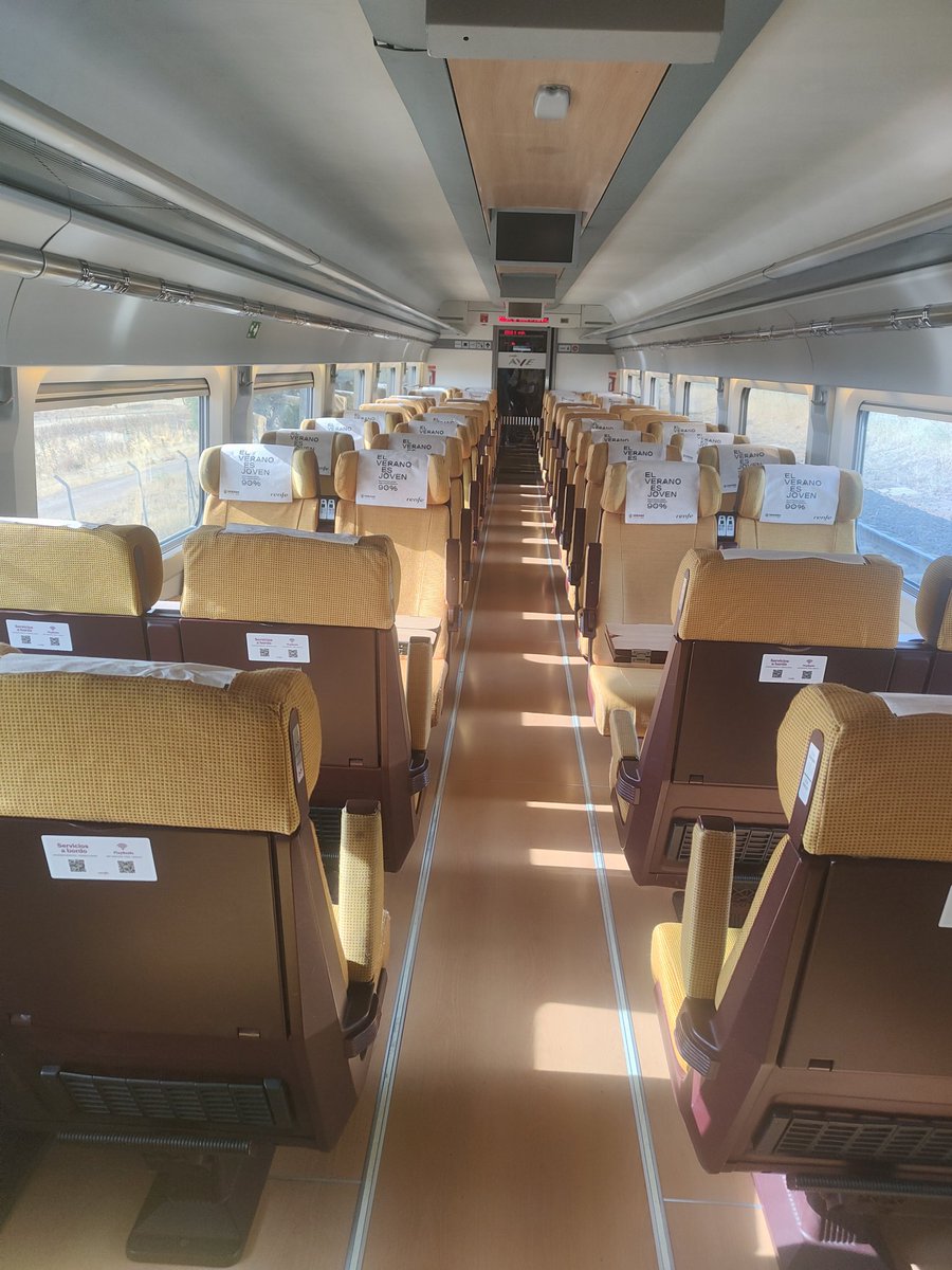 jeycb_5's tweet photo. @Renfe un vagón sin aire acondicionado en pleno mes de julio. Media hora parados en mitad de la vía justificando "una avería en la infraestructura" cuando el tráfico sigue circulando. Vuestra mierda de gestión nos tiene hasta los mismísimos huevos #renfe #bastaya #hdp @Adif_es https://t.co/p2cFxzyg7K