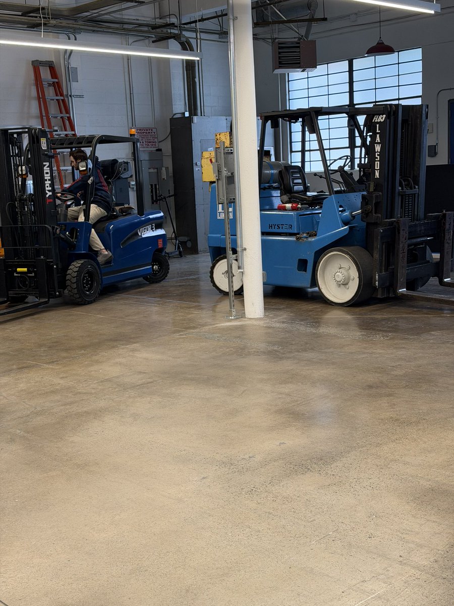fishPointer's tweet photo. [RARE] Double Forklift Day https://t.co/L5WUDUoBaH