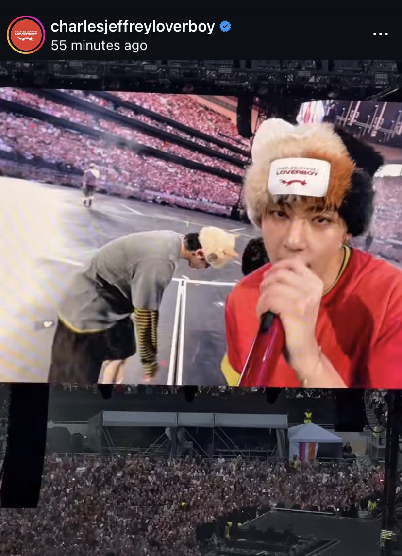 VonTidal's tweet photo. Charles Jeffrey Loverboy posted Taehyung’s photos wearing their bespoke "No Wave" Feral Chunky Ears Beanie during BTS’s Arirang World Tour London Day 2 concert. 

🔗 https://t.co/LkL0yUsDB1 https://t.co/SZyWUFwTnr