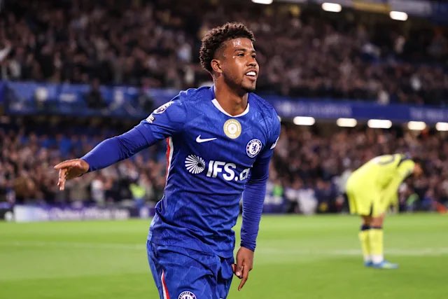 JacobsBen's tweet photo. More on Andrey Santos’ move to Manchester United. Chelsea retain a 10% sell-on. £48m+£2m, with add-ons viewed as easily achievable. 

Manchester United had first enquired on Andrey Santos last summer, as revealed.

Appeal is in Santos’ versatility.🇧🇷 https://t.co/gq2KtnreKj