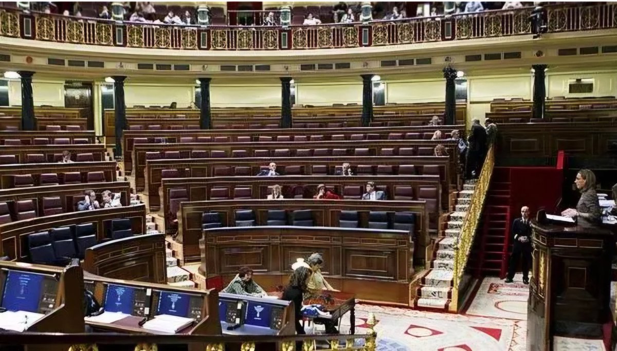 javichicato's tweet photo. Oye, chic@s q dicen estos jetas q el absentismo es un cáncer.
Jetas, a los q les sale el dinero, (d nuestros impuestos), x las orejas y q quieren joder al obrero para hacer + ricos y poderosos a los q ya lo son.
¿Cómo lo veis? ¿Nos vale con esto o nos tienen que hacer un croquis? https://t.co/Y6AJwH3bDv