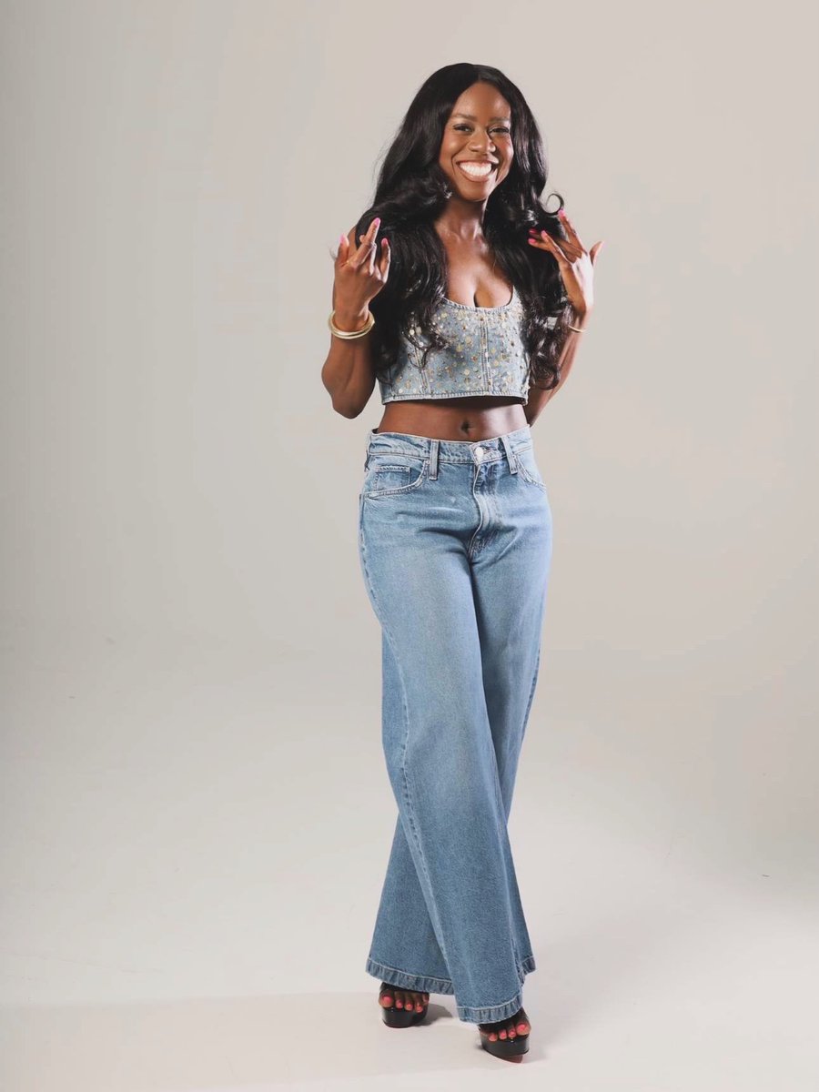 thebrookeash's tweet photo. When your first live show is officially SOLD OUT!!! 🎉🎉🎉

God is amazing and I'm incredibly blessed and grateful! I'm so excited to meet y'all next Friday night at @thegreenroom42! A time is going to be had! 🥂😉 https://t.co/fTsj2vKjwu