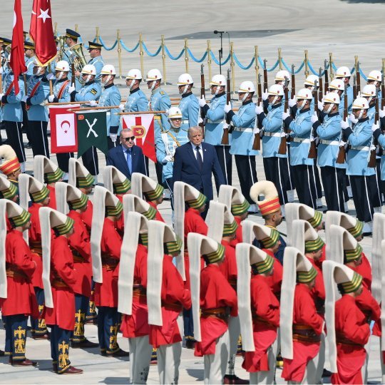 aysenazcimen14's tweet photo. Pardon ama NATO zirvesinde yeniçerilerin karşılama töreninde yer almasından neden rahatsız oldunuz?
Yabancı birçok ülke kendi resmi törenlerinde dahi eski askeri tarih kıyafetlerini kullanıyor.
Yeniçeriler, bizim manevi ocağımızdır, Yesevi ruhunu yaşatanlardır.
Kendinize gelin. https://t.co/VovhjzuAHG