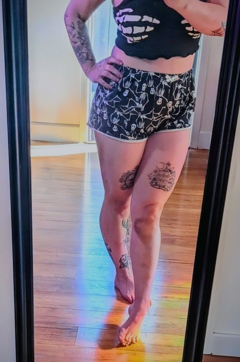 Solecery's tweet photo. Mirror's a little dusty... I'll accept cleaning volunteers. 🕸️🖤

#AltGirl #Barefoot #Feet #GothGirl https://t.co/SewS1vNIys