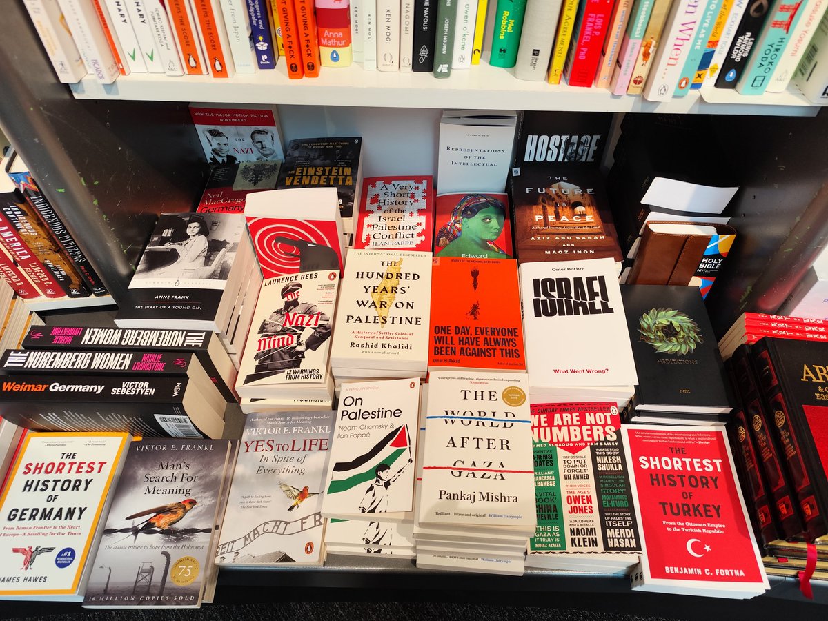 kbernatr's tweet photo. Almanya'nın en büyük kitap zinciri 3 yılın sonunda Filistin'in varlığını hatırladı ama onda da her zamanki gibi sağına soluna relativize edici materyaller serpiştirerek. https://t.co/XON3No5wQ6
