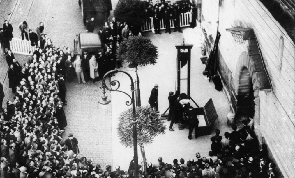 Aljezurs's tweet photo. @jeusaispas94570 @BespokeNukes @Rainmaker1973 The real video of the last public execution exists. I've seen it as well.
Not too long ago, it could still be easily found on youtube. Not now. https://t.co/btVUGr46LK