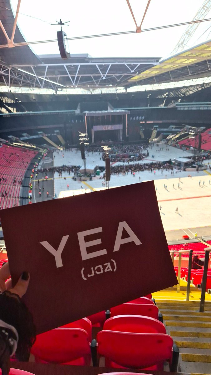 akilovesmcr's tweet photo. im still in the motherfucking house #mcrwembley https://t.co/KOvrzXBROC